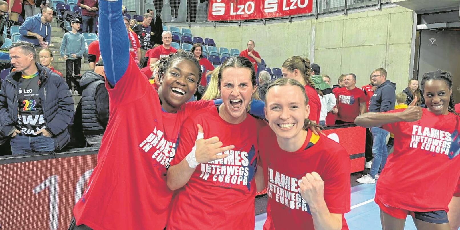 „Flames unterwegs in Europa“ steht auf den Shirts, mit denen die HSG (von links Vanessa Fehr, Lisa Friedberger, Lilli Holste, Ndidi Agwunedu) ausgelassen den Sieg in Oldenburg feierte.    Bild: Andrea Müller