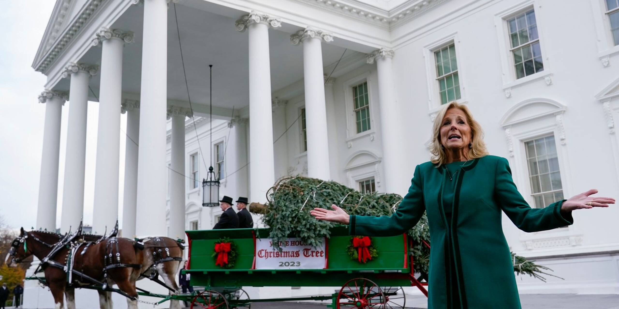 Die First Lady der USA, Jill Biden, nimmt den offiziellen Weihnachtsbaum des Weißen Hauses in Empfang.