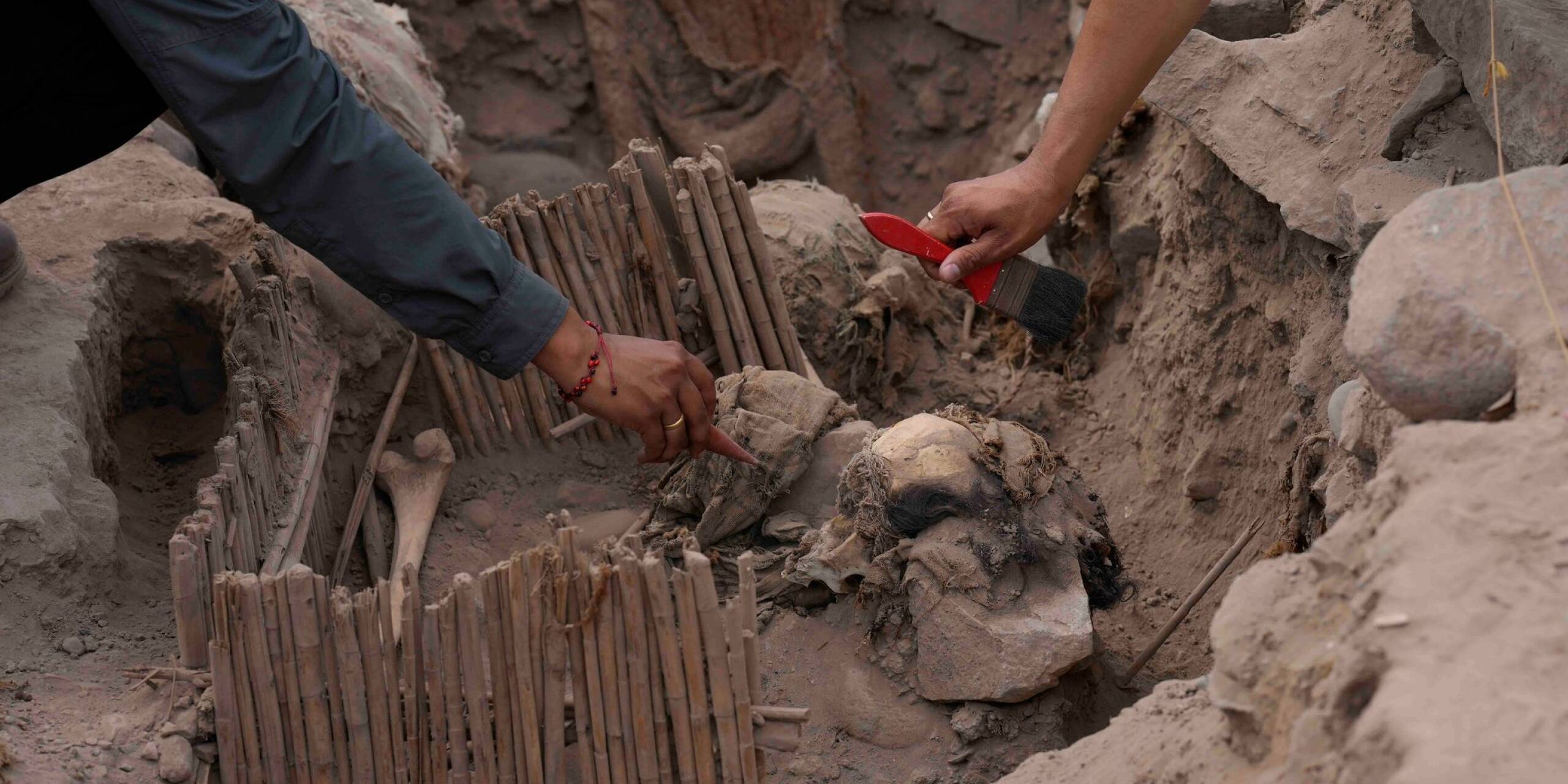 Mumien von vier Kindern und einer erwachsenen Person wurden von peruanischen Archäologen in Lima gefunden.