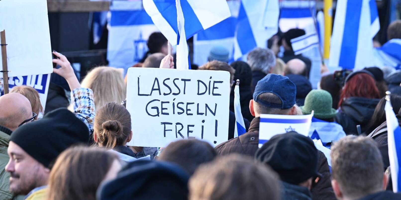 «Lasst die Geiseln frei»: Eine Demonstrantin mit einem Transparent auf der Kundgebung «Jüdisches Leben Berlin» für Israel und gegen Antisemitismus.