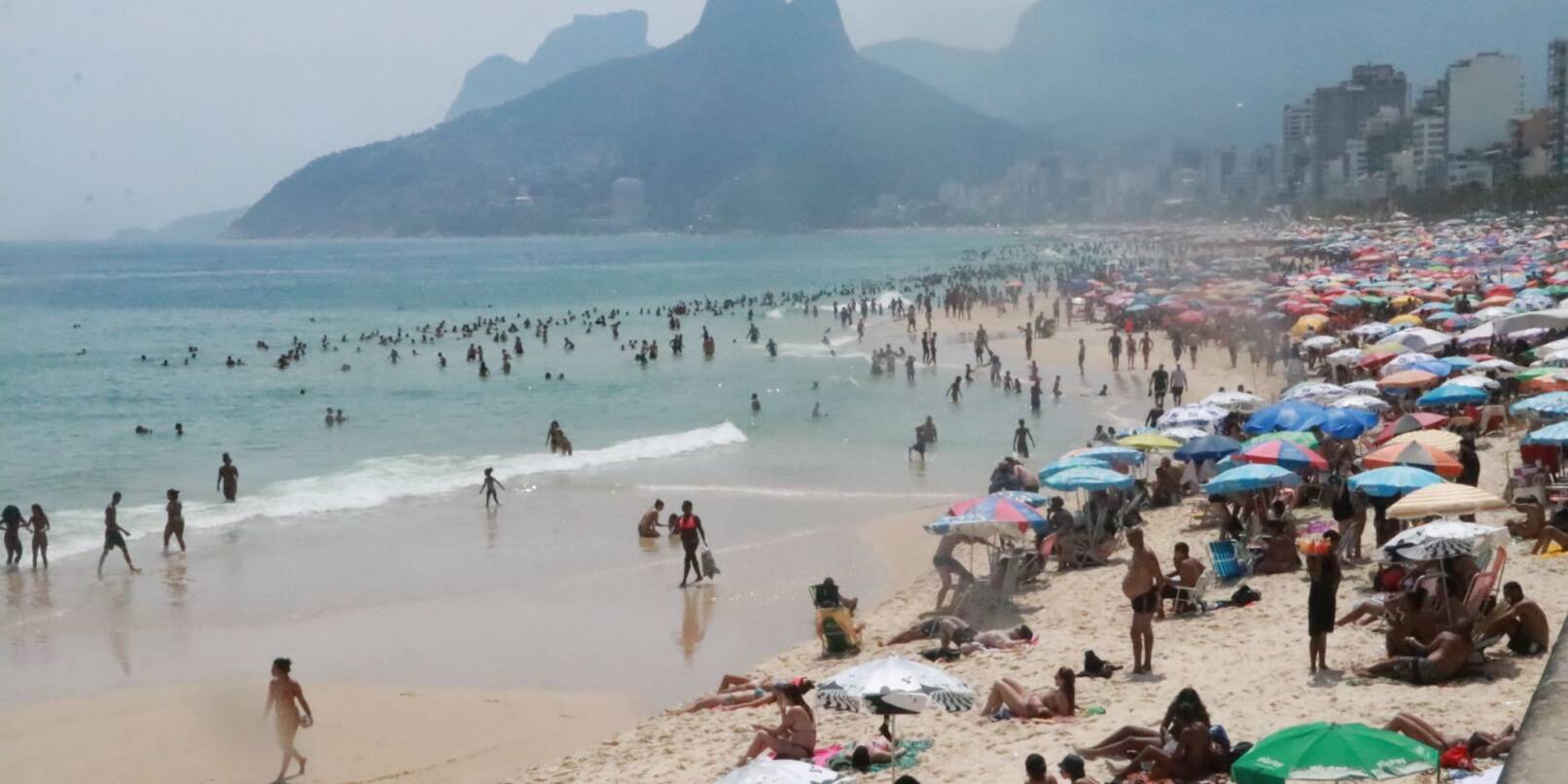 Besucher am Strand von Ipanema. Die Stadt Rio de Janeiro hatte jüngst mit 41,9 Grad Celsius erneut einen Hitzerekord gebrochen.