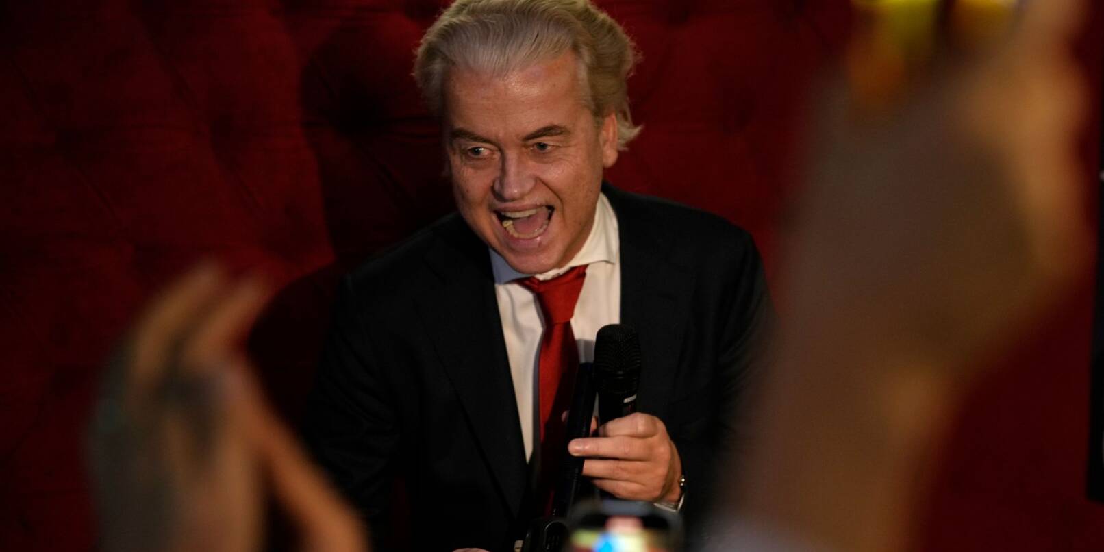PVV-Chef Geert Wilders wird nach Bekanntgabe der Wahlprognose in Den Haag von Anhängern gefeiert.