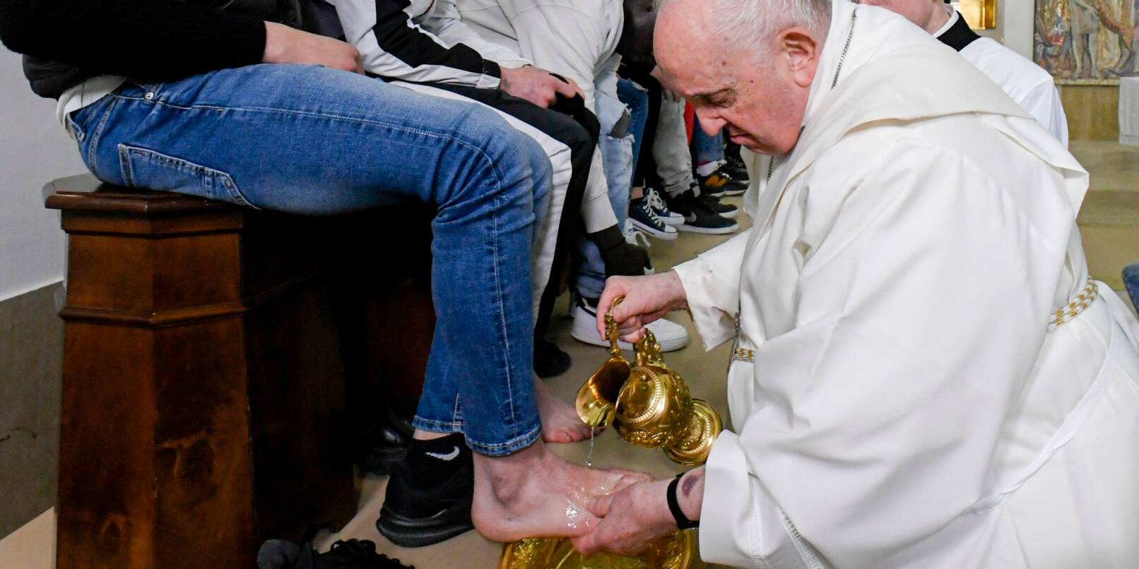 Papst Franziskus hat am Gründonnerstag ein Jugendgefängnis in Rom besucht. Das Oberhaupt der katholischen Kirche feierte die traditionelle Abendmahlmesse mit rund 100 Insassen und Wärtern. Anschließend wusch und küsste er zwölf Inhaftierten die Füße.