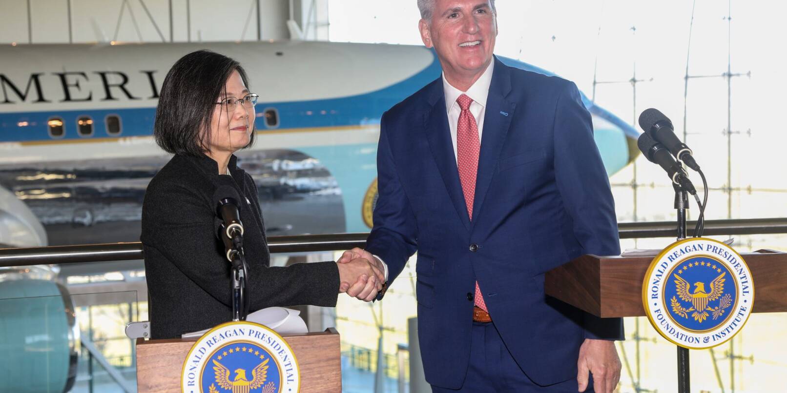Shakehands zwischen Taiwans Präsidentin Tsai Ing-wen und Kevin McCarthy, dem Sprecher des US-Repräsentantenhauses.