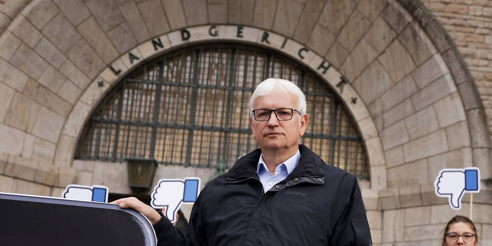 DHU-Geschäftsführer Jürgen Resch vor dem Landgericht Berlin.