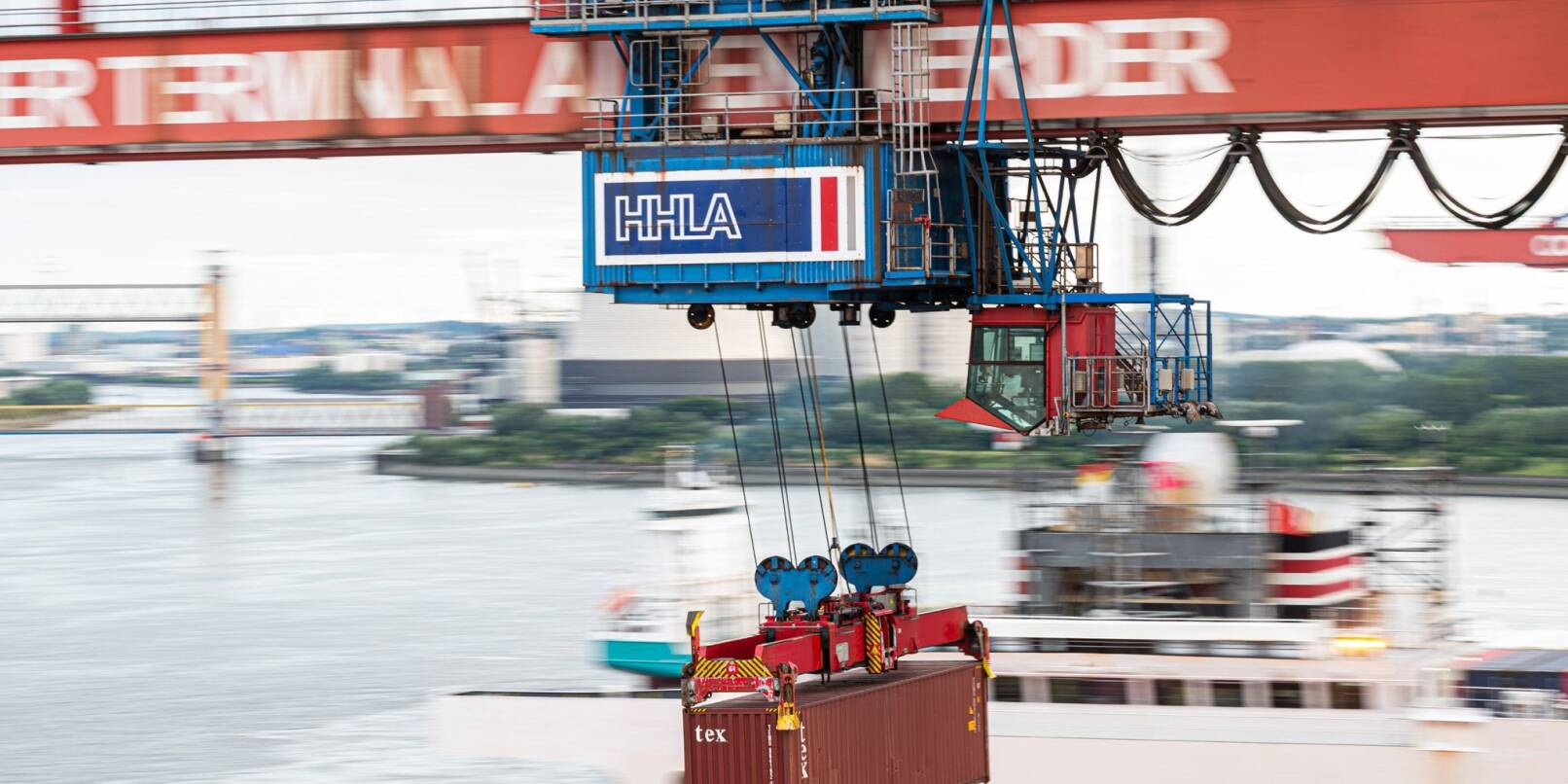 Ein Container wird auf dem Container-Terminal Altenwerder im Hamburger Hafen mit einer Containerbrücke auf ein Schiff geladen. Die Stadt Hamburg und die weltgrößte Linienreederei MSC wollen die HHLA künftig als Gemeinschaftsunternehmen führen.