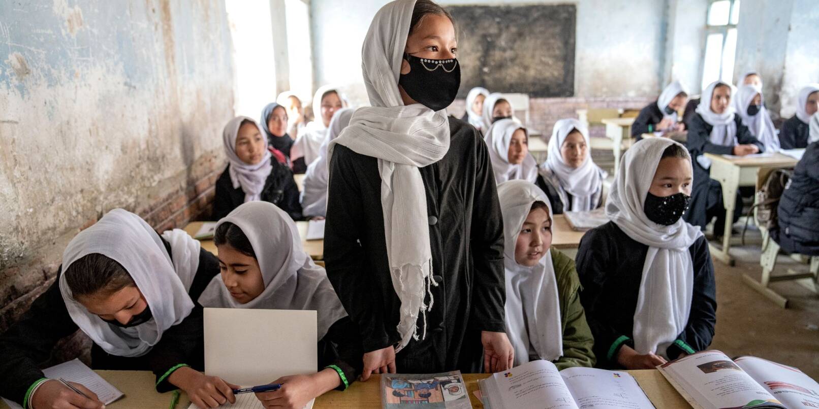 Das neue afghanische Schuljahr hat begonnen - so wie hier in Kabul. Aber die weiterführenden Schulen bleiben auch im zweiten Jahr nach der Rückkehr der Taliban an die Macht im Jahr 2021 für Mädchen geschlossen.