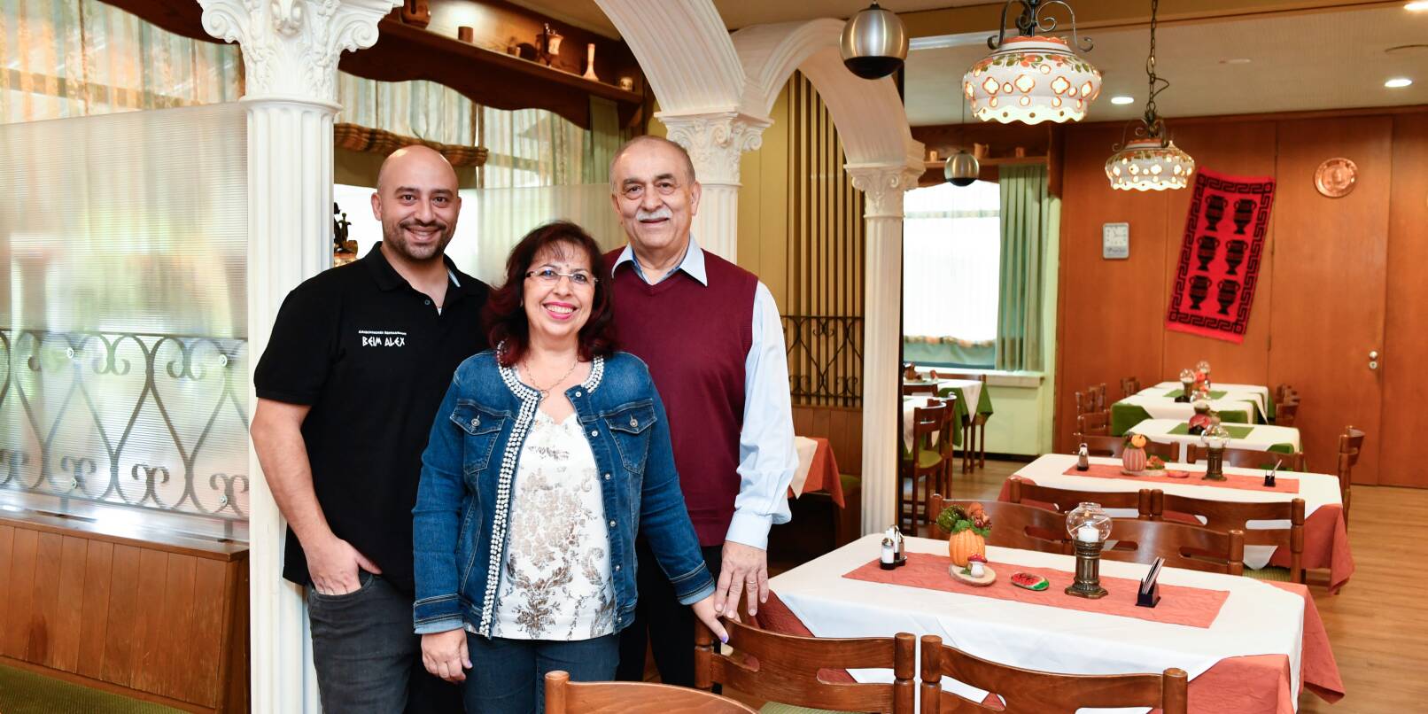 Vassili Efremidis mit seinen Eltern Stella Kirgiane-Efremidou und Alexandros Efremidis (von links) im Familien-Restaurant "Beim Alex" in der Weinheimer Weststadt.