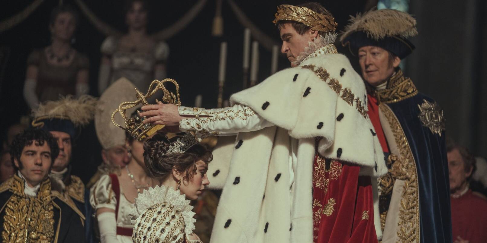 Vanessa Kirby (l) als Kaiserin Josephine und Joaquin Phoenix als Napoleon in einer Szene des Films «Napoleon».