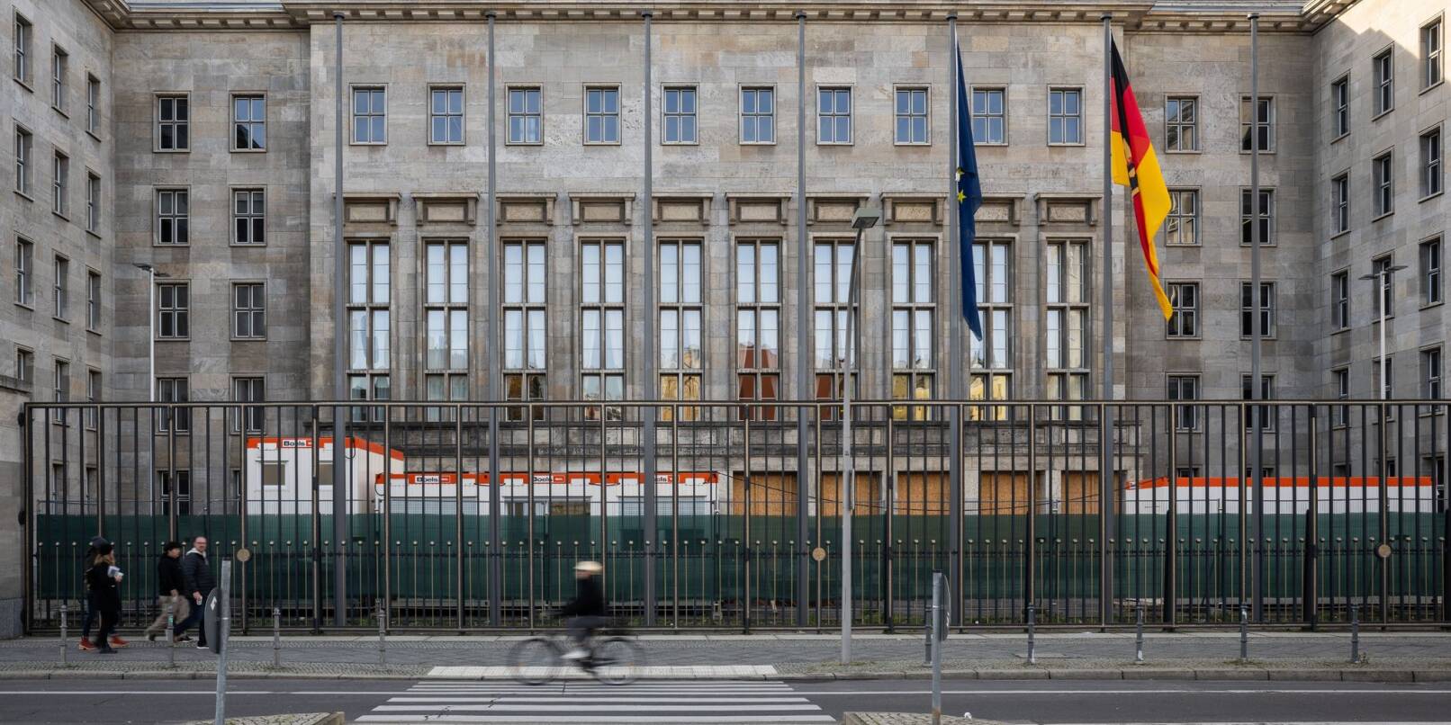Das Bundesverfassungsgericht hat die Umwidmung von 60 Milliarden Euro für nichtig erklärt. Nun muss das Finanzministerium seinen Haushalt neu organisieren. Das Bundesverfassungsgericht hat die Umwidmung von 60 Milliarden Euro für nichtig erklärt. Nun muss das Finanzministerium seinen Haushalt neu organisieren.
