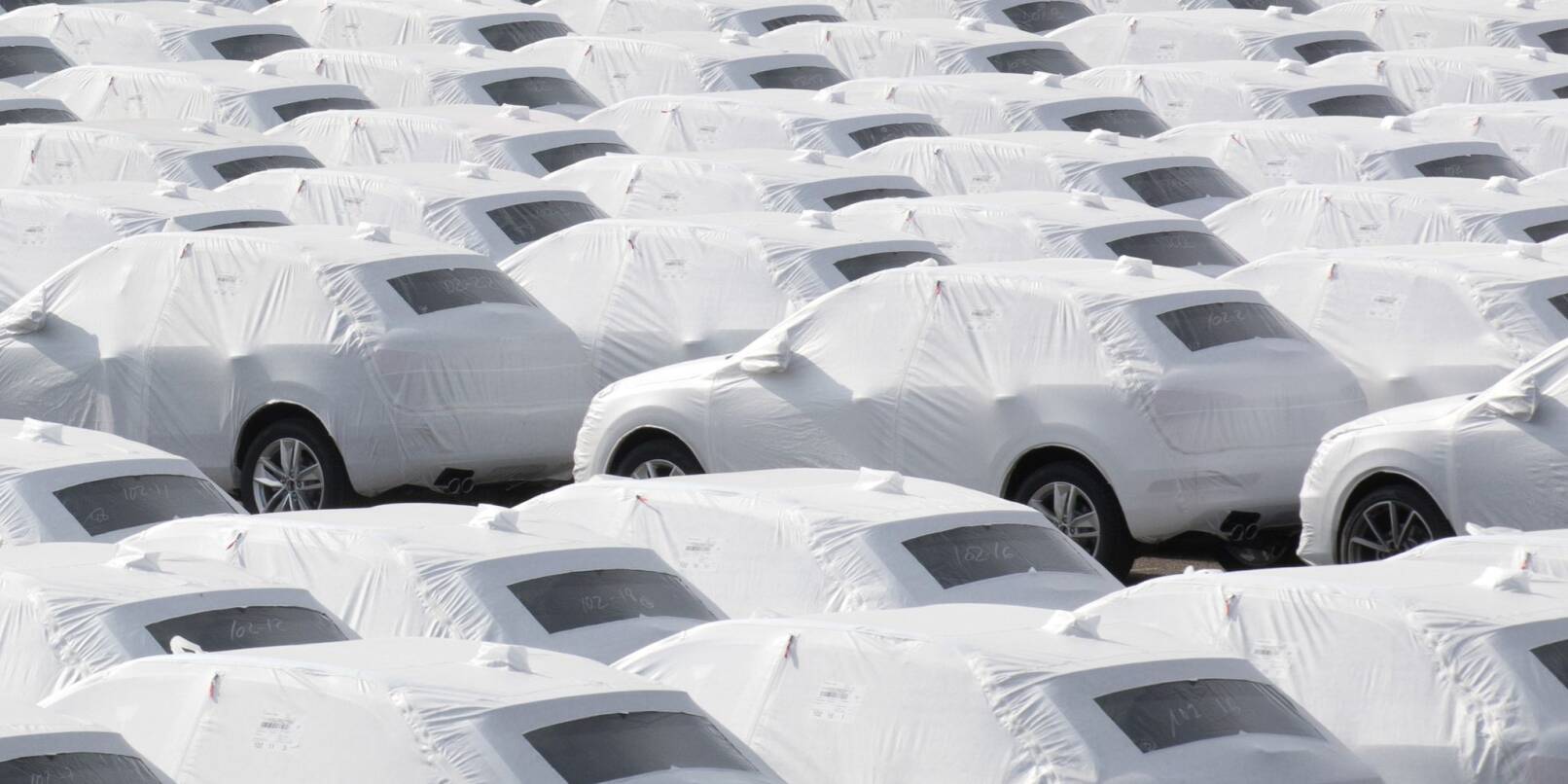 Zur Verschiffung bereit: Audi-Fahrzeuge des Volkswagen Konzerns im Hafen von Emden.