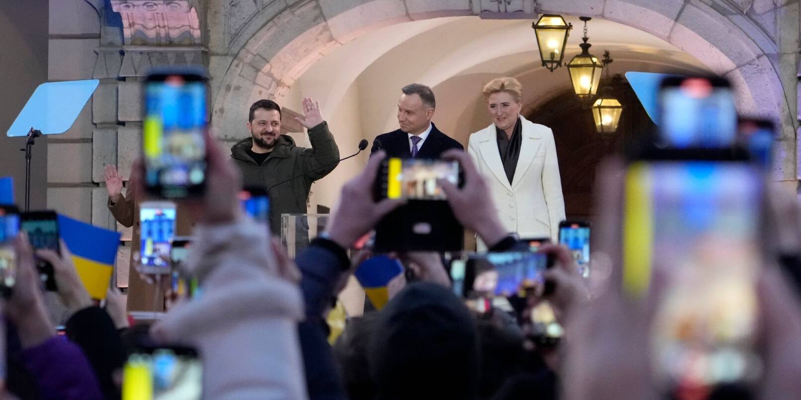 Polens Präsident Andrzej Duda (M) und seine Frau Agata Kornhauser-Duda haben den ukrainischen Staatschef Wolodymyr Selenskyj in Warschau empfangen.