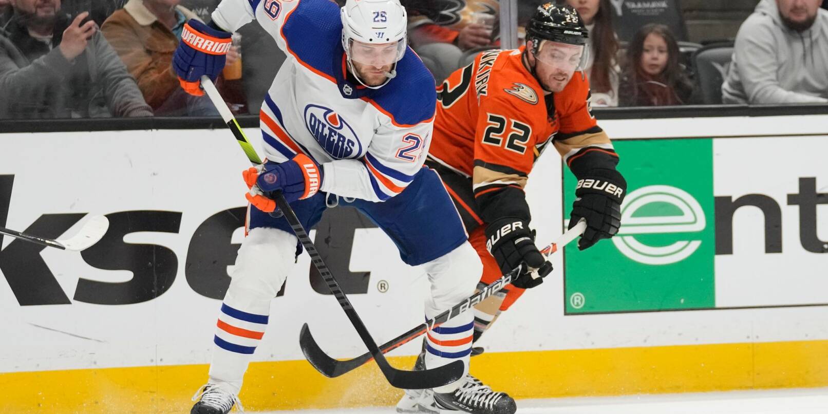 Ducks-Verteidiger Kevin Shattenkirk (r) im Zweikampf mit Oilers-Center Leon Draisaitl.