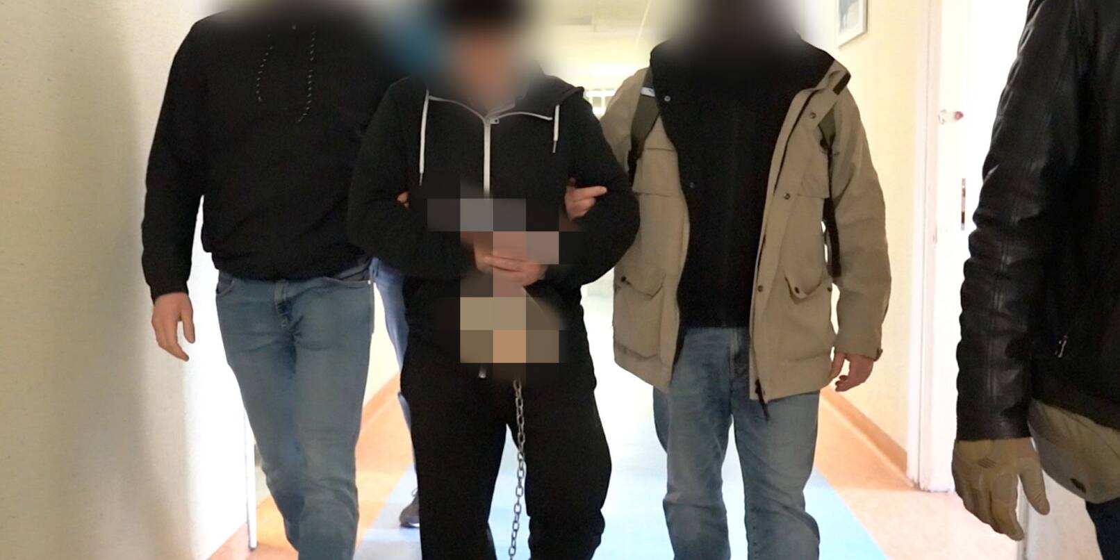 Polizisten bringen den mutmaßlichen Doppelmörder (M) zur Vernehmung bei der Bezirksstaatsanwaltschaft Warschau. Polizisten bringen den mutmaßlichen Doppelmörder (M) zur Vernehmung bei der Bezirksstaatsanwaltschaft Warschau.