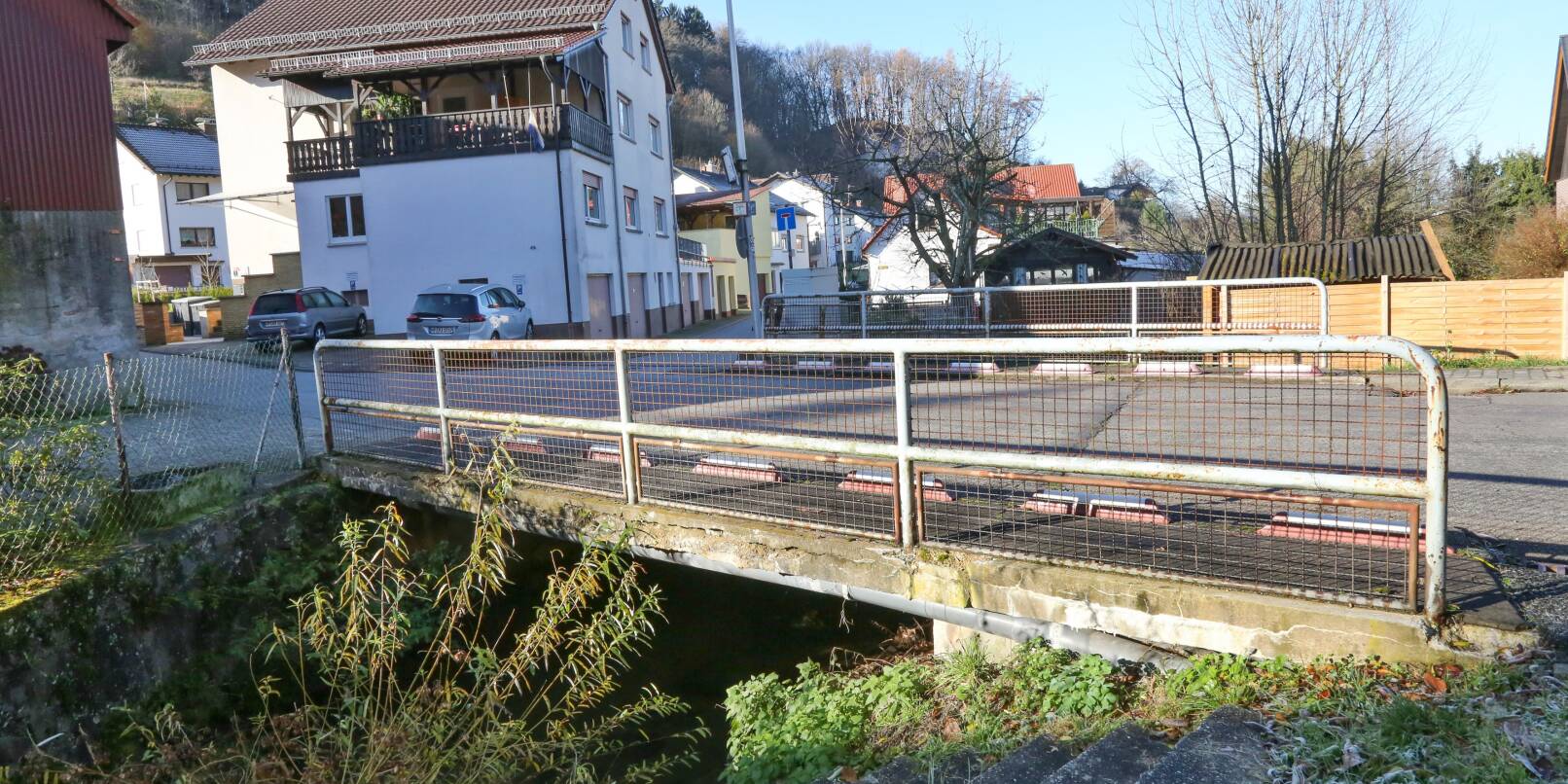 Die Sanierung der Brücke in der Weiherer Bahnhofstraße wird umgesetzt. Die Haushaltsmittel sind lediglich verschoben worden.
