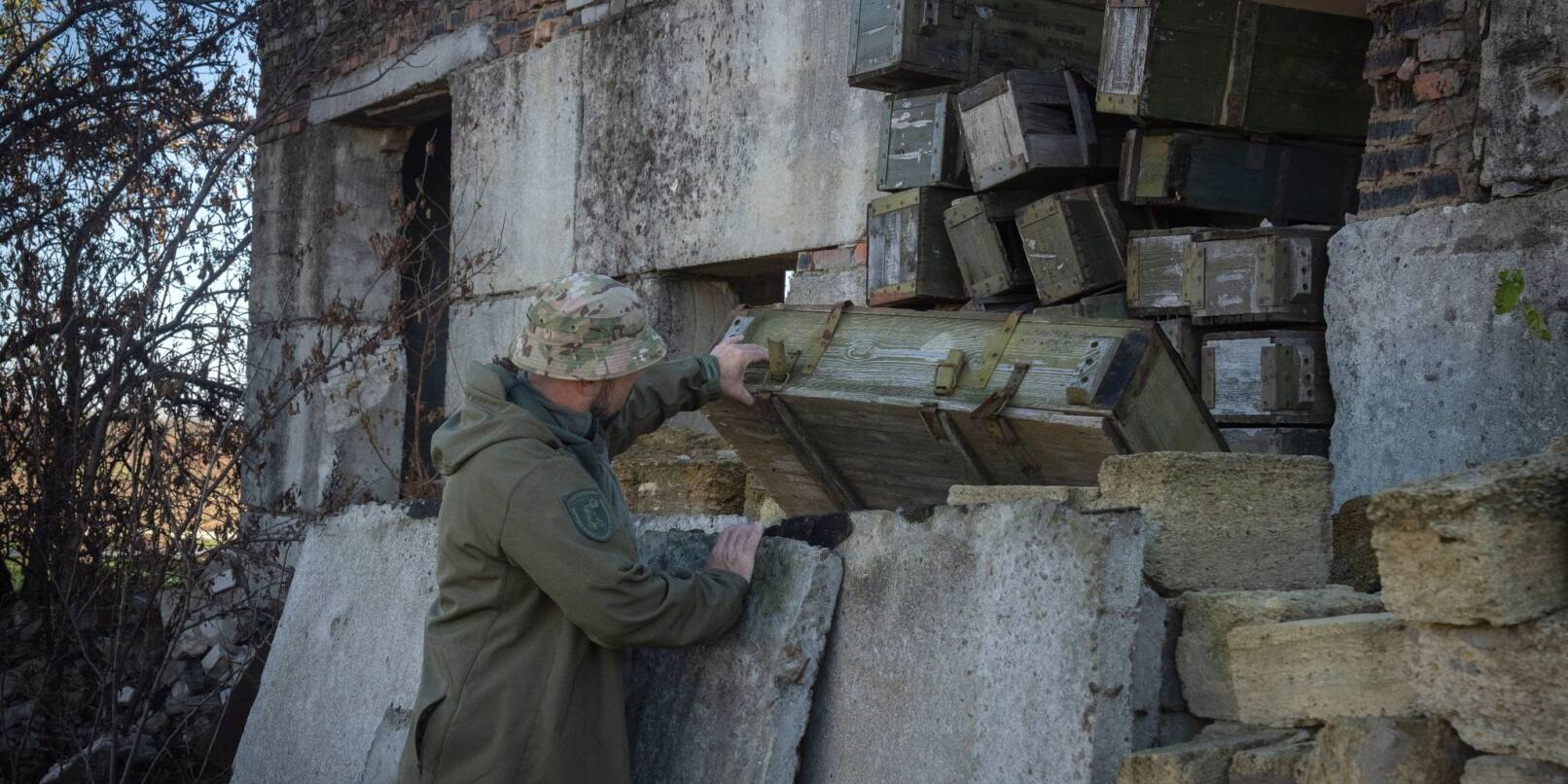 Ein Pionier der ukrainischen Armee untersucht von den russischen Truppen zurückgelassene Munition.
