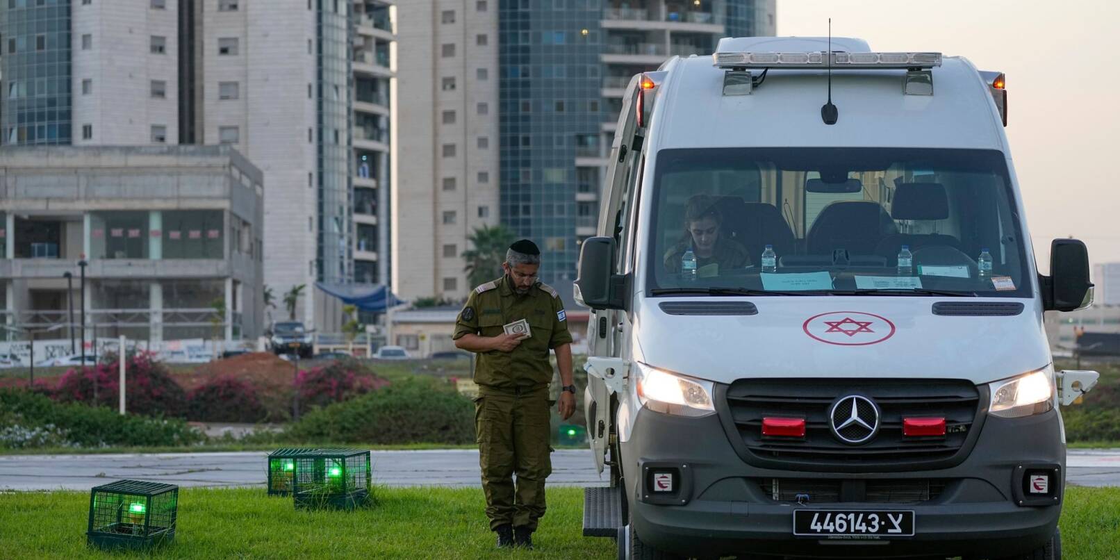 Israelische Sicherheitskräfte vor dem Schneider Children's Medical Center in Petah Tikva, in Vorbereitung auf die Freilassung israelischer Geiseln.