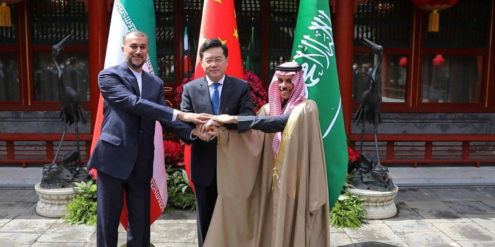 Irans Außenminister Hussein Amirabdollahian (l.), sein saudischer Kollege Prinz Faisal bin Farhan Al Saud (r.) sowie Chinas Außenminister Qin Gang in Peking.