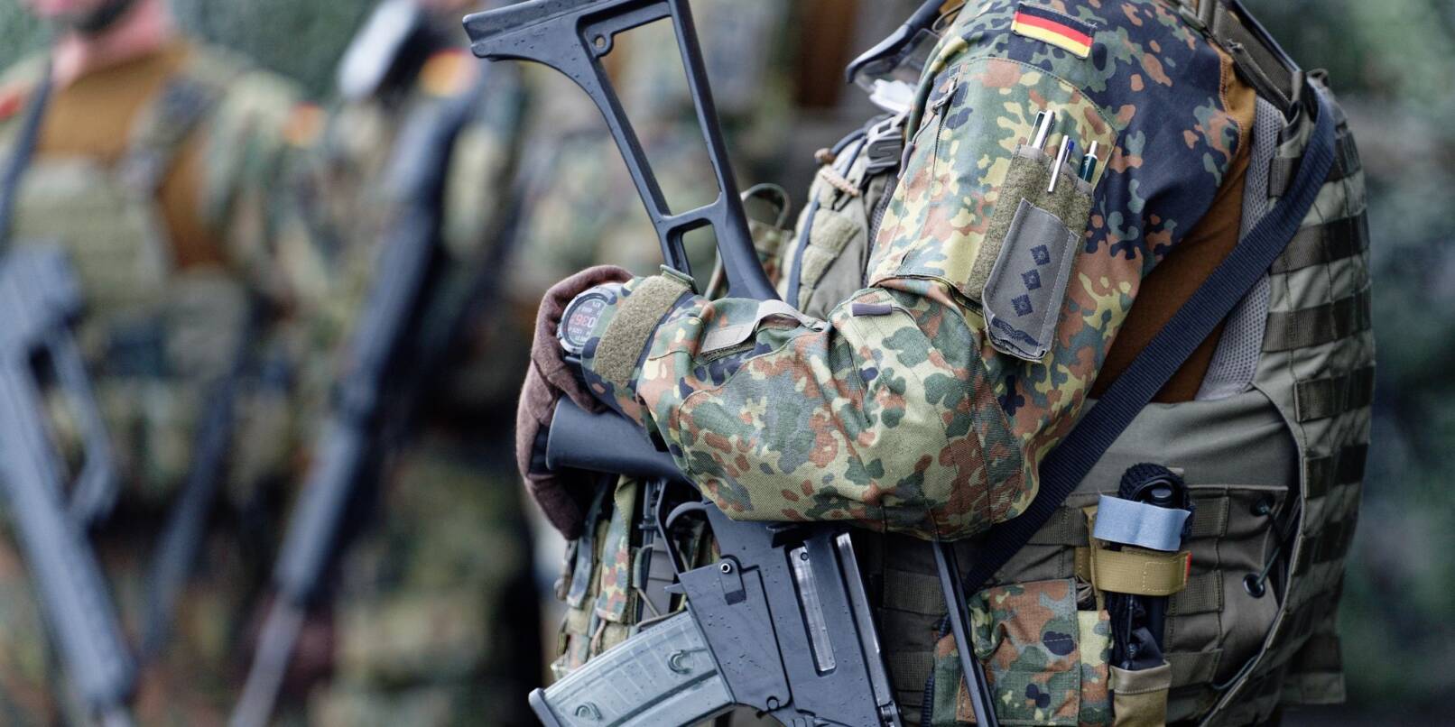 Unionsfraktionsvize Johann Wadephul hält die Einführung einer Dienstpflicht in der Bundeswehr für unverzichtbar.
