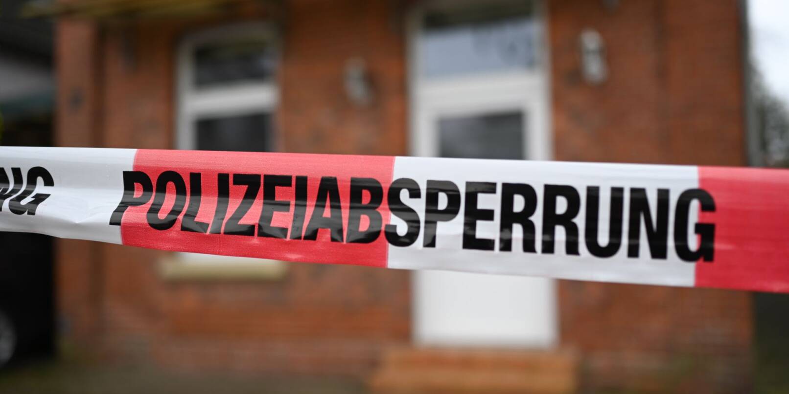 Der mit Flatterband abgesperrte Tatort: Eine Frau ist in der Nacht von Samstag auf Sonntag in Weener ermordet worden.