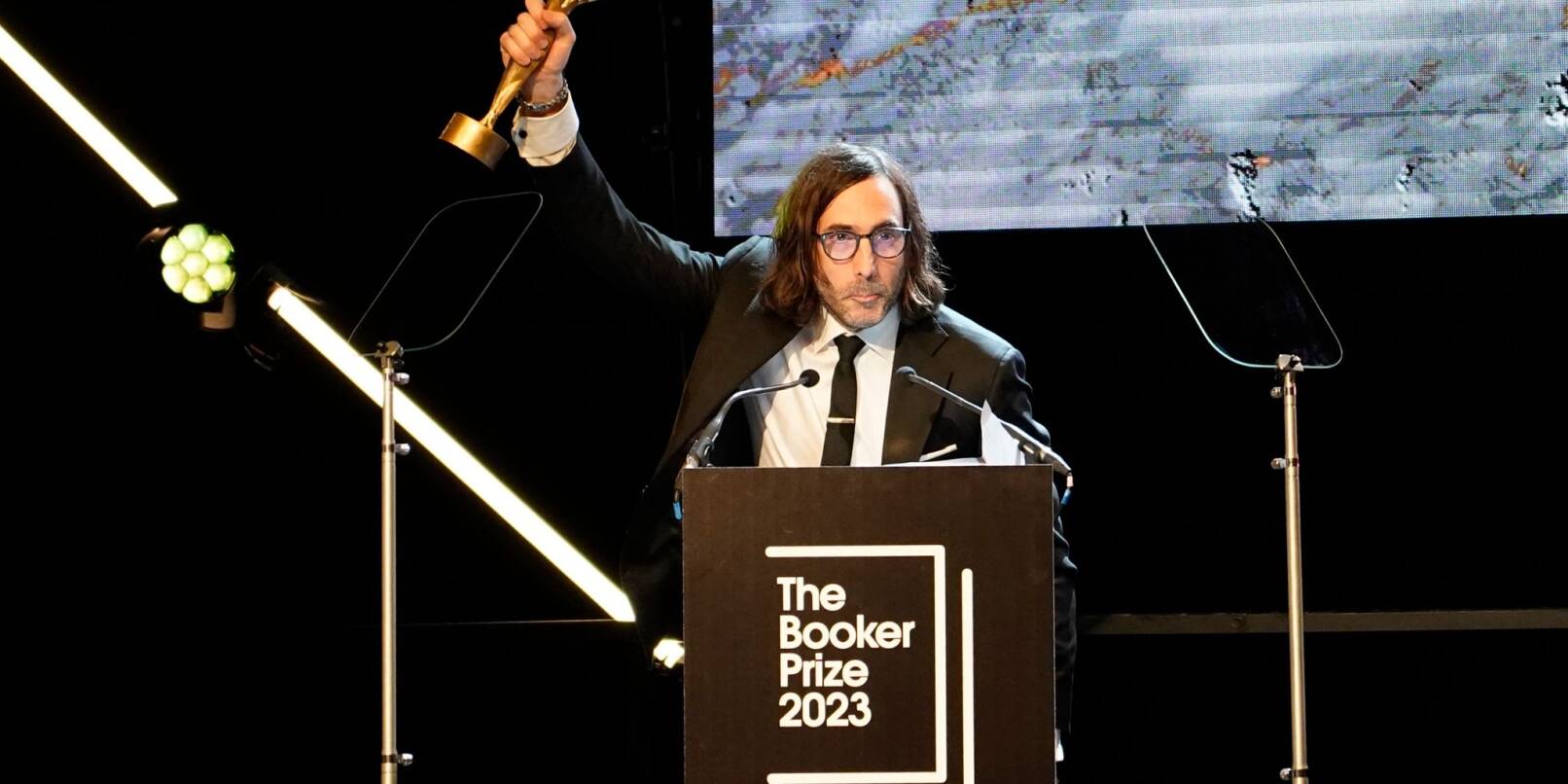 Paul Lynch, Gewinner des Booker Prize 2023, feiert kurz nach der Bekanntgabe auf der Bühne in London.