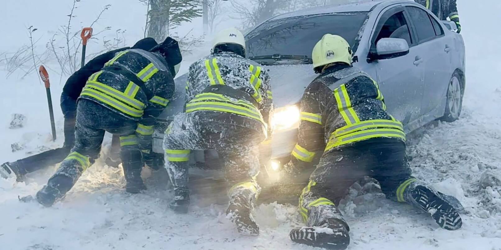 Ukrainische Rettungskräfte versuchen, ein im Schnee steckengebliebenes Auto auf der Autobahn in der Region Odessa zu bergen. Ukrainische Rettungskräfte versuchen, ein im Schnee steckengebliebenes Auto auf der Autobahn in der Region Odessa zu bergen.