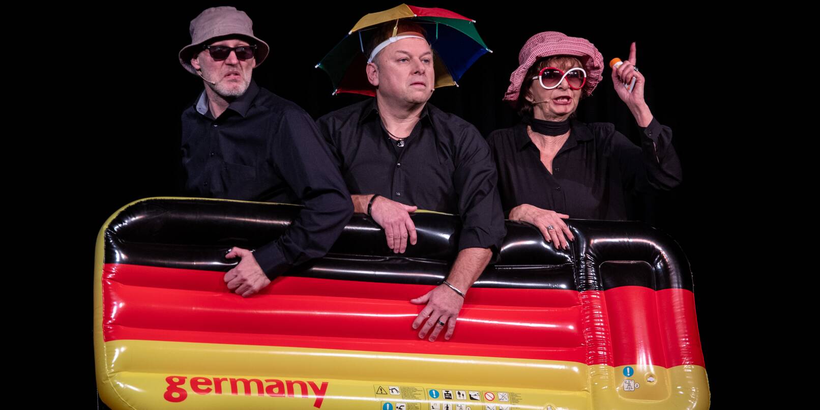 Markus König, Franz Kain und Susanne Mauder (von links) sorgten 2020 als deutsche Touristen für Lacher. Ab 12. Januar heißt es „40 Jahre – Hut ab!“ für die Spitzklicker.