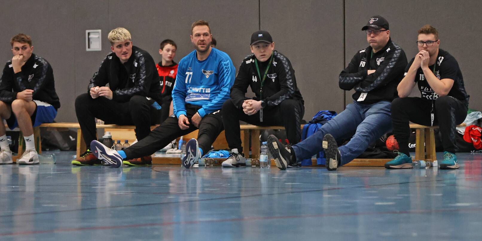 Ratlosigkeit und Resignation machten sich bei der Niederlage in Knittlingen am Sonntag mit zunehmender Spieldauer auf der TSV-Bank um Trainer Timo Baumann (rechts) breit.