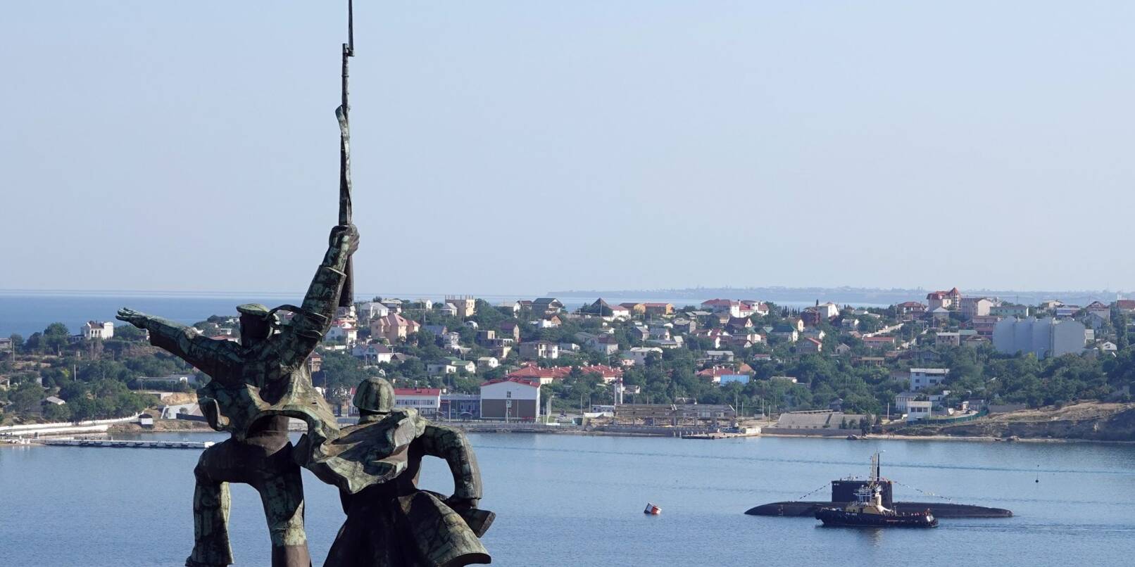 Russland annektierte die ukrainische Halbinsel Krim bereits im Jahr 2014 - im Bild zu sehen die Hafenstadt Sewastopol hinter dem sowjetischen Denkmal «Soldat und Seemann» (Archivbild).