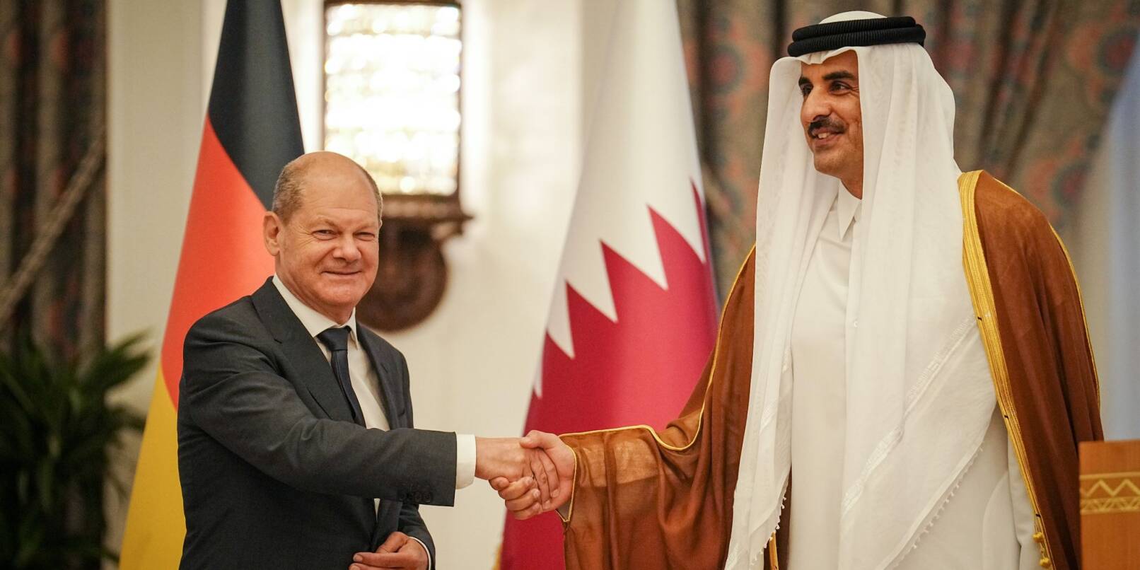 Handelspartner: Bundeskanzler Olaf Scholz und der Emir von Katar im September 2022 in Doha.