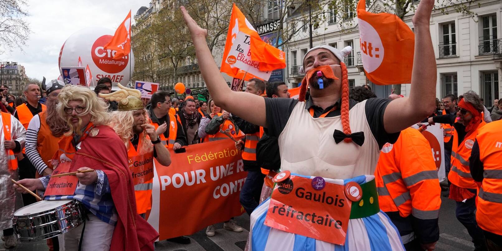 Auch ein Obelix ist auf der Straße: Gewerkschafter demonstrieren in Paris gegen die Rentenreform.
