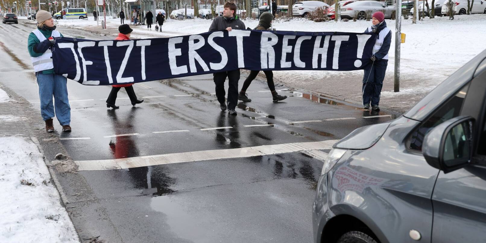 Mitglieder der «Letzten Generation» blockieren während des Prozesses in Stralsund eine Straße.