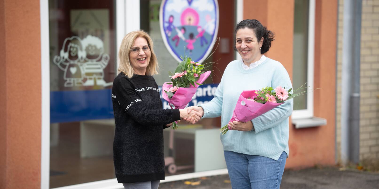 Leitungswechsel: Nach 20 Jahren verdienstvoller Arbeit übergibt Jolanta Porwolik (rechts) die Leitung des katholischen Kindergartens Herz Jesu in der Nordstadt an Daniela Flögel.