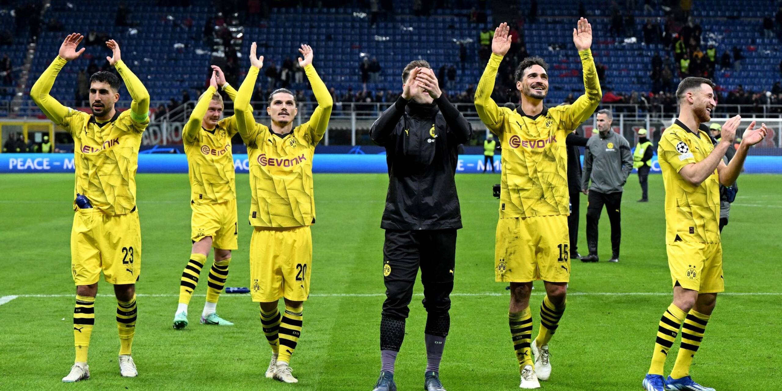 Völlig ausgepowert, aber überglücklich: Mit dem Sieg bei der AC Mailand hat Borussia Dortmund trotz einer Hammergruppe vorzeitig das Achtelfinale der Champions League erreicht.