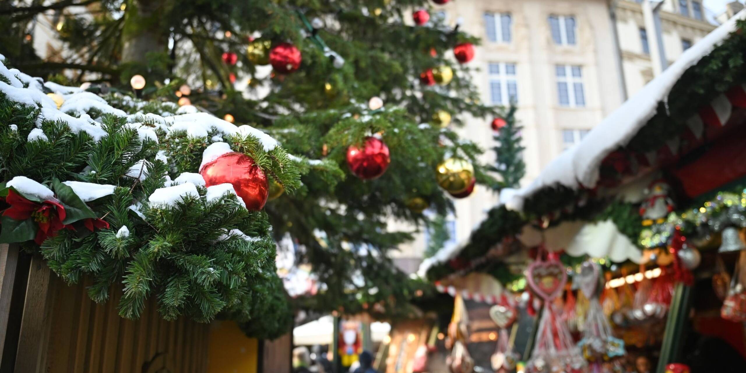 Seit gestern kann man sich bei einer Tasse heißem Glühwein auf dem Leipziger Weihnachtsmarkt aufwärmen. Der Markt kann vom 28.11. bis 23.12.2023 besucht werden.