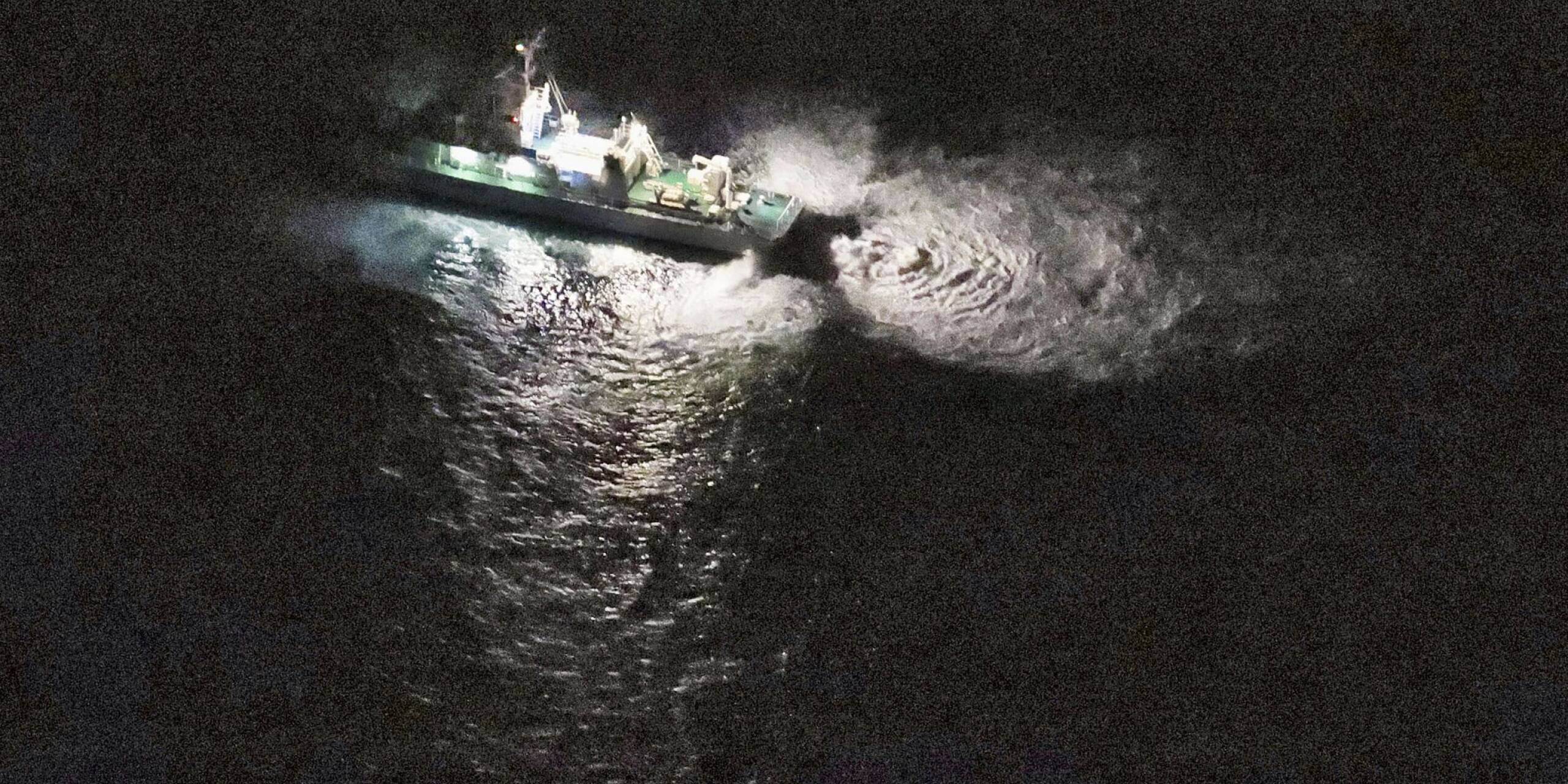 Ein Schiff der japanischen Küstenwache führt eine Suchaktion an der Stelle durch, an der ein Flugzeug des US-Militärs vor der Insel Yakushima im Süden Japans ins Meer gestürzt sein soll.
