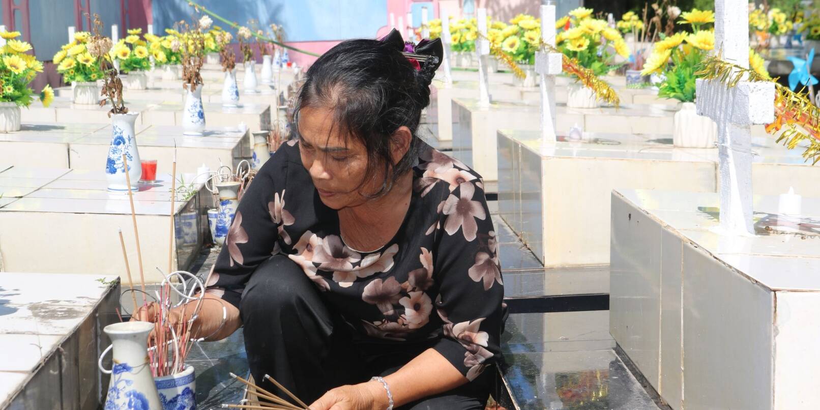 Nguyen Thi Nhiem zündet Räucherstäbchen auf einem Friedhof an und betet für die Seelen der ungeborenen Kinder. Nguyen Thi Nhiem zündet Räucherstäbchen auf einem Friedhof an und betet für die Seelen der ungeborenen Kinder.
