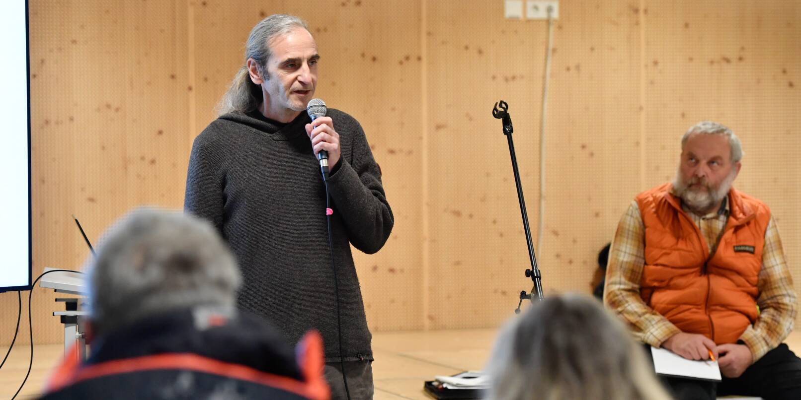 Rainer Herget (am Mikrofon) ist einer der Sprecher der Bürgerinitiative "Naherholung Waidsee", die derzeit Unterschriften gegen die Pläne für ein Parkdeck und ein Hotel am Waidsee sammelt.