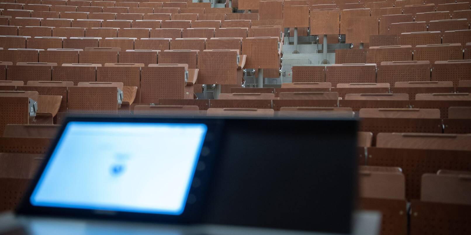 Ein leerer Hörsaal an einer Universität.