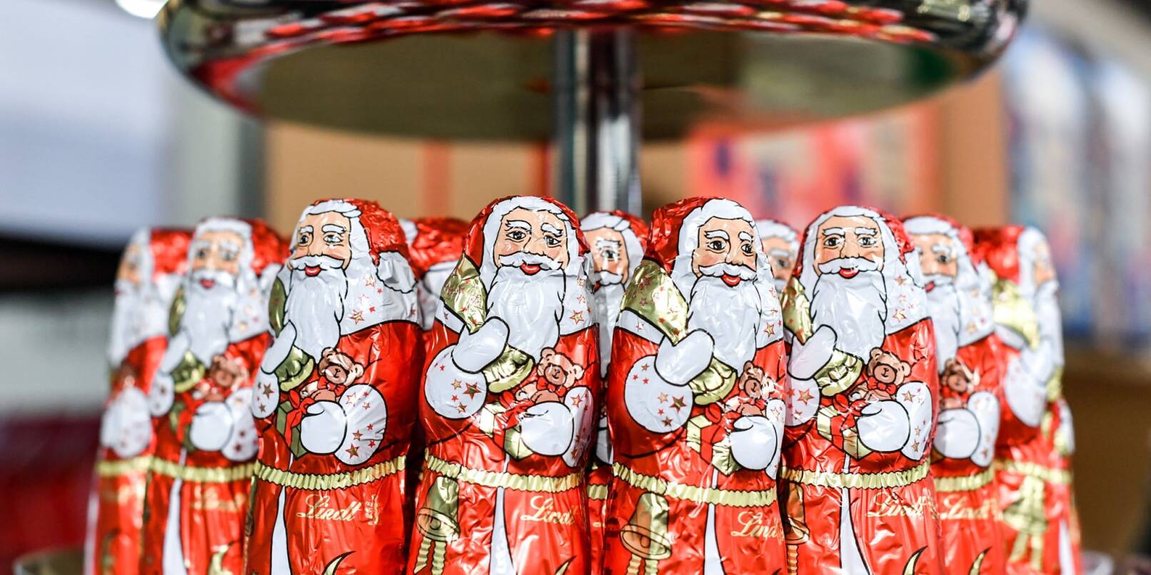 Schoko-Weihnachtsmänner im Berliner Kaufhaus des Westens: Zum Nikolaustag am 6. Dezember können die Einzelhändler in Deutschland in diesem Jahr mit Umsätzen von mehr als einer Milliarde Euro rechnen.
