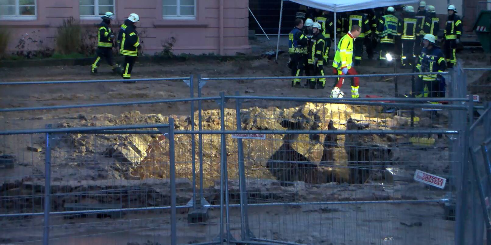 Rettungskräfte in der Leimener Innenstadt: Bei Ausgrabungsarbeiten wurde ein Mann verschüttet.