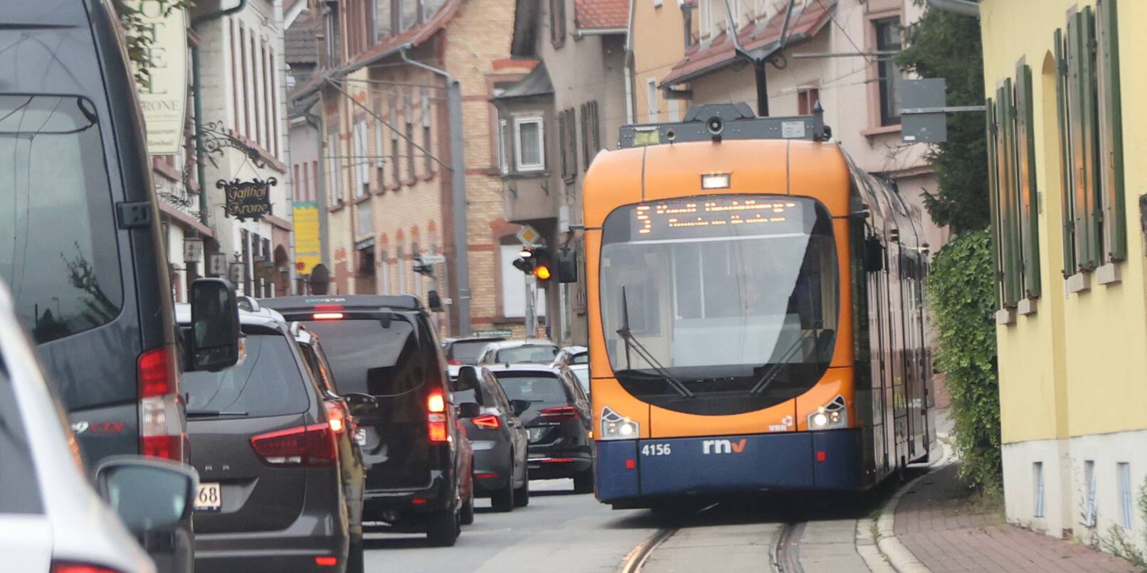 Die Gemeinde Hirschberg zahlt ab 2024 50 000 Euro mehr an die RNV. Dafür erwartet die Kommune aber auch einen entsprechenden Service. Bei der Pünktlichkeit und der Verlässlichkeit sieht so mancher noch Nachholbedarf.