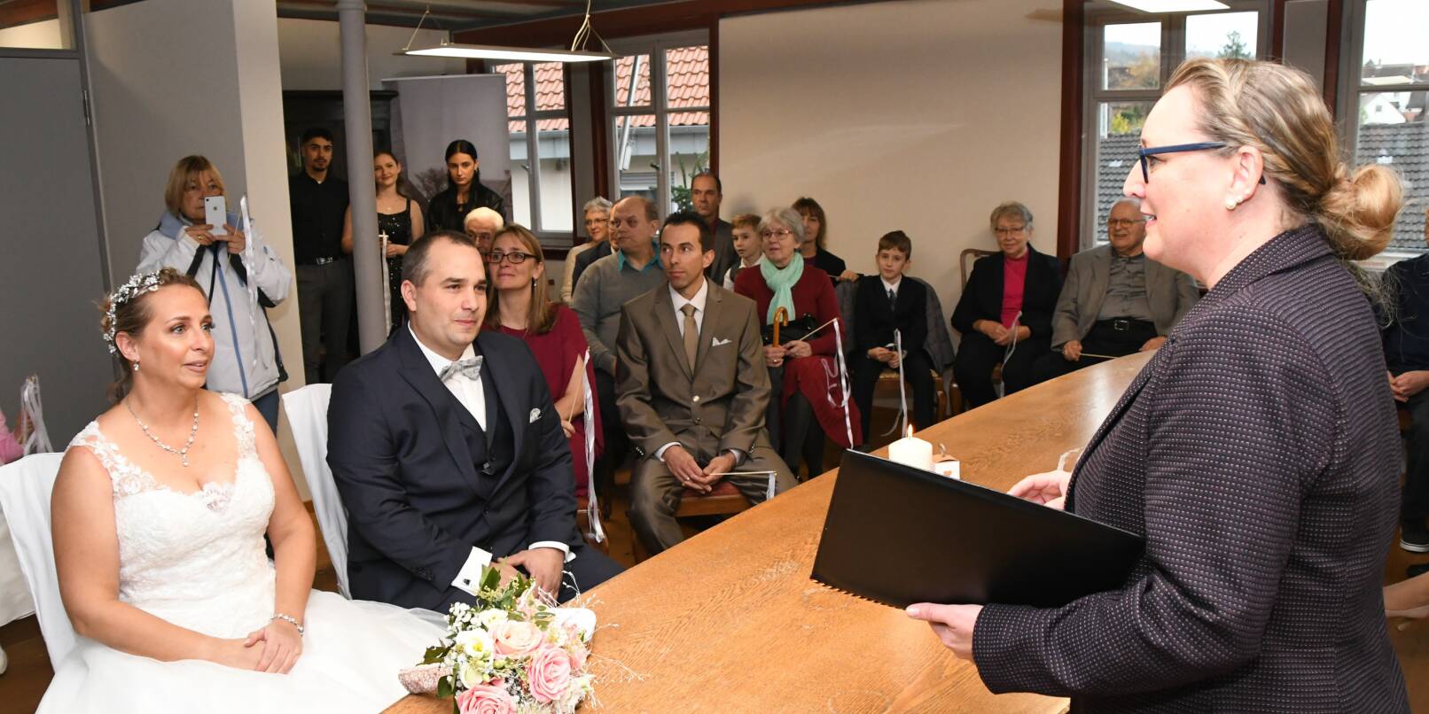 Nadja Ostiadal und Markus Schmitt wurden am Samstag im Rathaus von Lützelsachsen standesamtlich getraut.