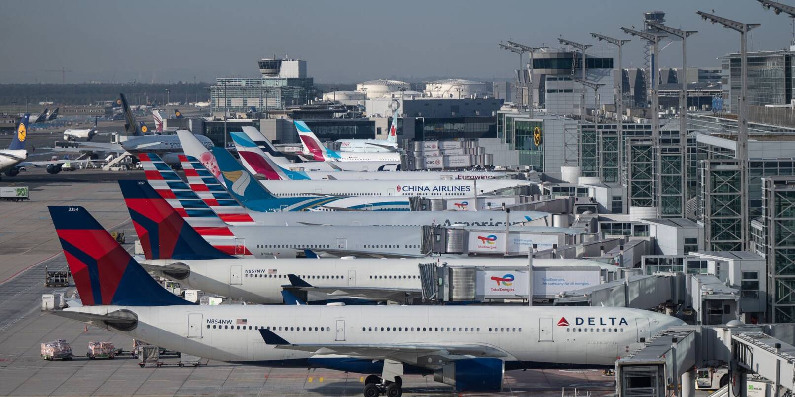 Ein Airbus A330-200 der Fluggesellschaft Delta steht am Frankfurter Flughafen vor weiteren Flugzeugen an einem Gate.