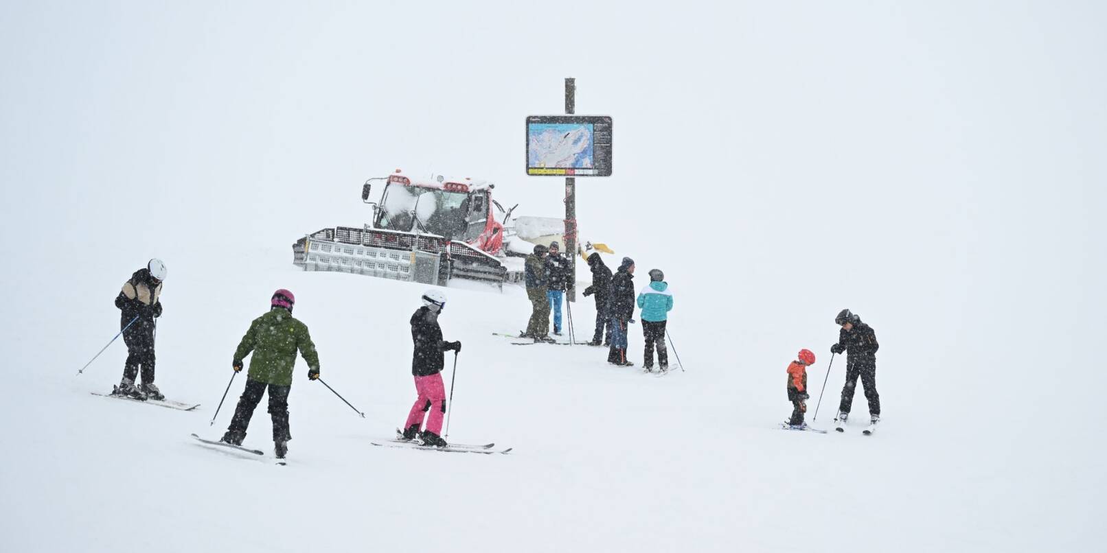 «Starker Schneefall, schlechte Sicht - aber pure Freude über massenhaft Schnee», fasst die Sprecherin der Bayerischen Zugspitzbahn den Auftakt an Deutschlands höchstem Berg zusammen.