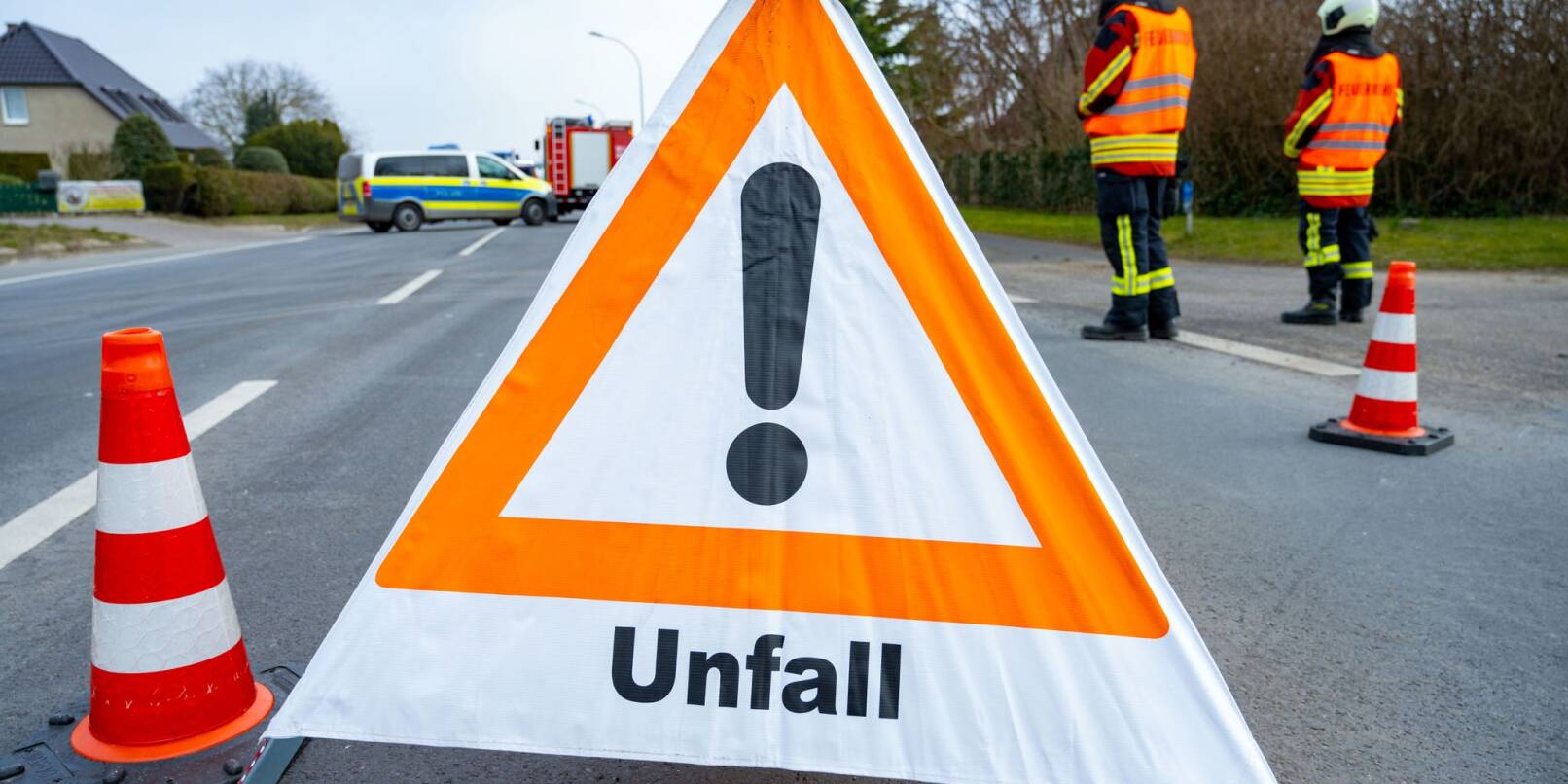 Ein Warndreieck steht in der Nähe einer Unfallstelle. Ein Warndreieck steht in der Nähe einer Unfallstelle.