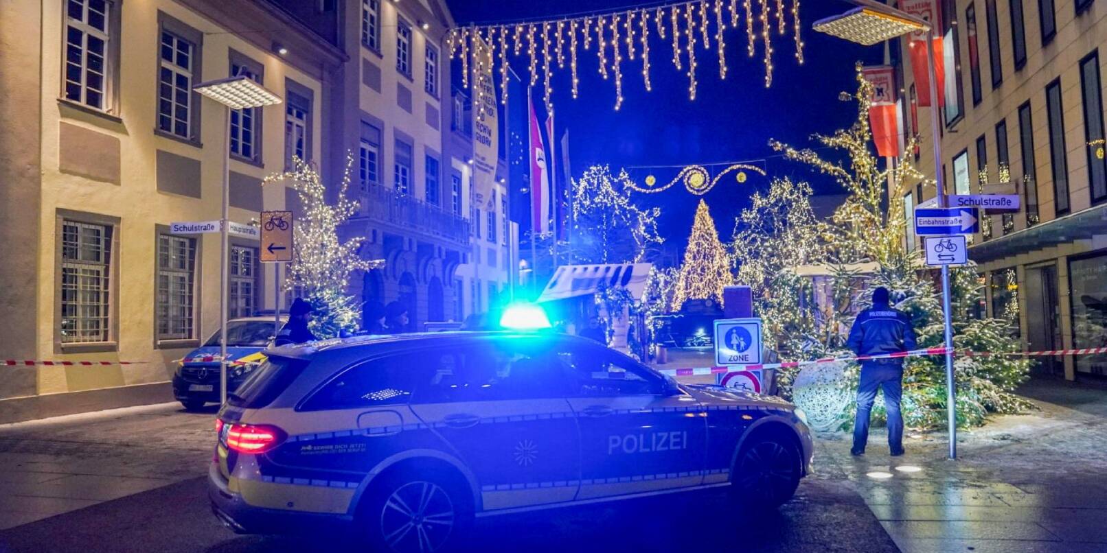 Polizeibeamte sichern den Weihnachtsmarkt ab.