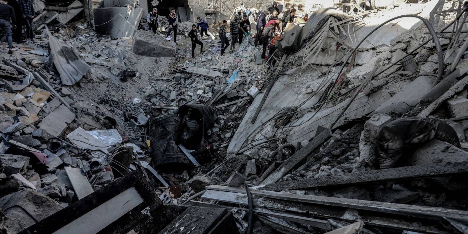 Palästinenser suchen nach einem israelischen Luftangriff nach Überlebenden.