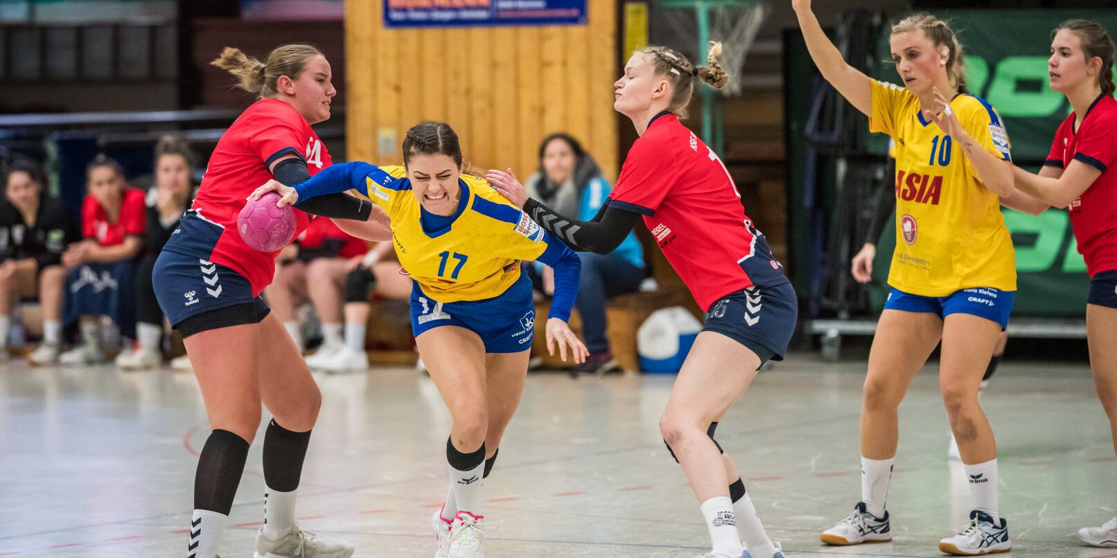 Manuela Reisig von der HG Saase setzt sich hier gegen die Weinheimerinnen Anne Havemann und Nadine Gruber durch, rechts wartet Pia Heinemann auf ein Anspiel. Manuela Reisig von der HG Saase setzt sich hier gegen die Weinheimerinnen Anne Havemann und Nadine Gruber durch, rechts wartet Pia Heinemann auf ein Anspiel.
