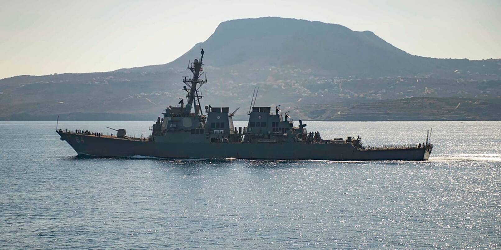 Der Marine-Zerstörer «USS Carney» habe auf Notrufe der Frachter reagiert und Hilfe geleistet, hieß es.